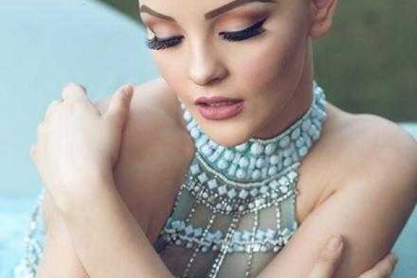 Модель, страдающая лимфомой, представила фотосессию в поддержку больных раком 