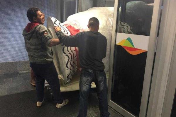 Курьез дня: российские олимпийцы застряли в Рио из-за огромной матрешки Курьез дня: российские олимпийцы застряли в Рио из-за огромной матрешки