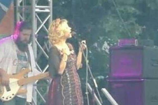 Беременная Пелагея не смогла спрятать живот под концертным платьем