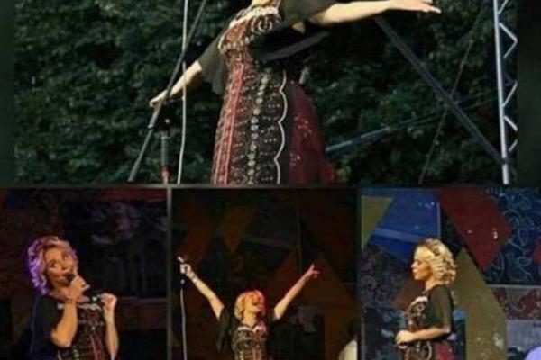 Беременная Пелагея не смогла спрятать живот под концертным платьем