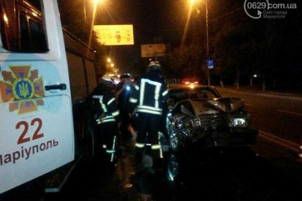 В Мариуполе произошло жуткое ДТП: автомобиль на полной скорости врезался в троллейбус