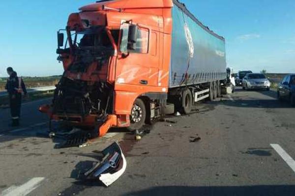 В Николаевской области произошло страшное ДТП: легковой автомобиль столкнулся с грузовиком, есть погибшие