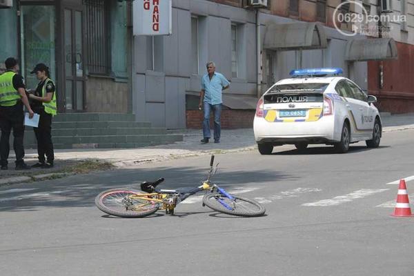 В Мариуполе произошло ДТП: велосипедист столкнулся с легковым автомобилем