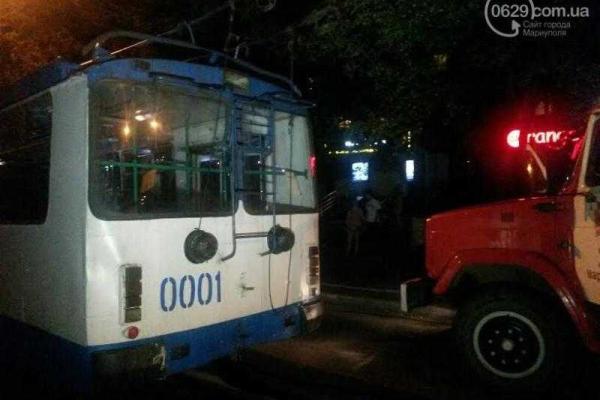 В Мариуполе произошло жуткое ДТП: автомобиль на полной скорости врезался в троллейбус