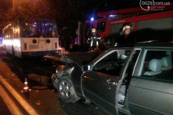 В Мариуполе произошло жуткое ДТП: автомобиль на полной скорости врезался в троллейбус