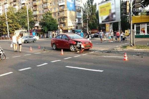 В Мариуполе столкновение двух автомобилей затруднило движение транспорта В Мариуполе столкновение двух автомобилей затруднило движение транспорта