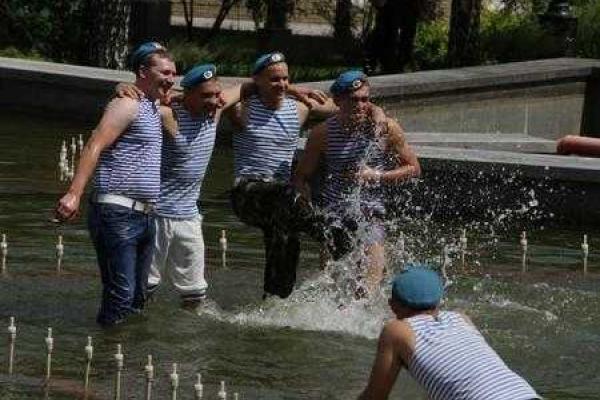 День ВДВ в Донецке: боевики ныряли в фонтан и стреляли на улицах города