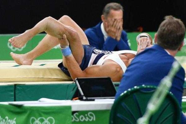 Рио-2016: Сломавшего ногу спортсмена уронили медики, в Сети появилось видео Рио-2016: Сломавшего ногу спортсмена уронили медики, в Сети появилось видео