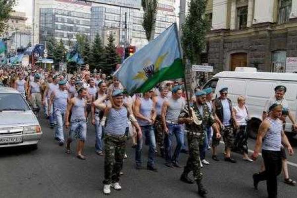 День ВДВ в Донецке: боевики ныряли в фонтан и стреляли на улицах города