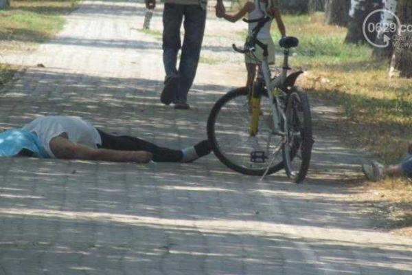 В Мариуполе мужчина умер в центре города