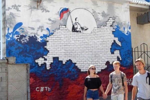 В Крыму появилось странное граффити с Путиным В Крыму появилось странное граффити с Путиным