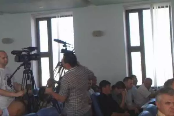 В Лисичанске видеооператор ТРК «Акцент» пришел на сессию горсовета в футболке "Вежливые люди"