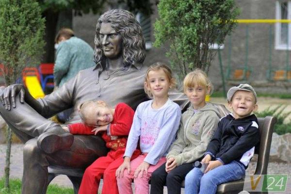 В Луцке установили памятник Кузьме Скрябину В Луцке установили памятник Кузьме Скрябину