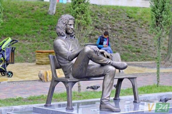 В Луцке установили памятник Кузьме Скрябину В Луцке установили памятник Кузьме Скрябину