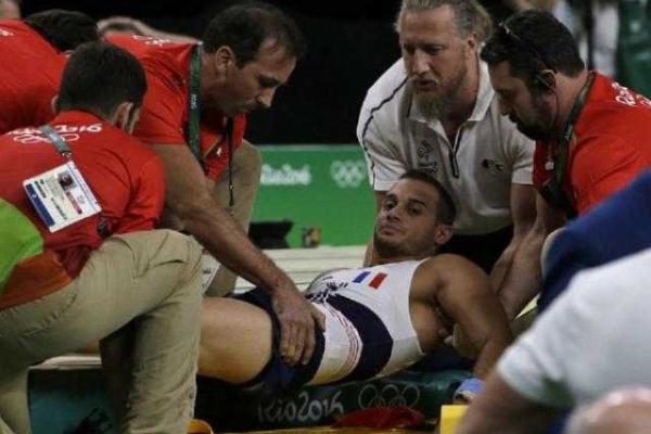 Рио-2016: Сломавшего ногу спортсмена уронили медики, в Сети появилось видео Рио-2016: Сломавшего ногу спортсмена уронили медики, в Сети появилось видео