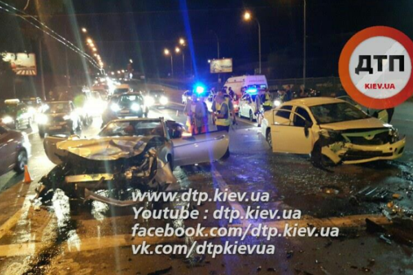Масштабное пьяное ДТП в Киеве: Мерседес протаранил Тойоту, 7 пострадавших Масштабное пьяное ДТП в Киеве: Мерседес протаранил Тойоту, 7 пострадавших