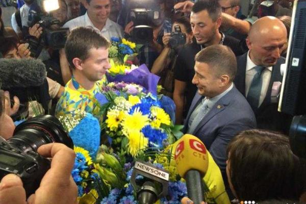 Рио-2016: первого украинского медалиста встретили в "Борисполе" Рио-2016: первого украинского медалиста встретили в "Борисполе"