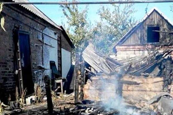 В Марьинке в результате вчерашнего обстрела разрушены жилые и хозяйственные постройки