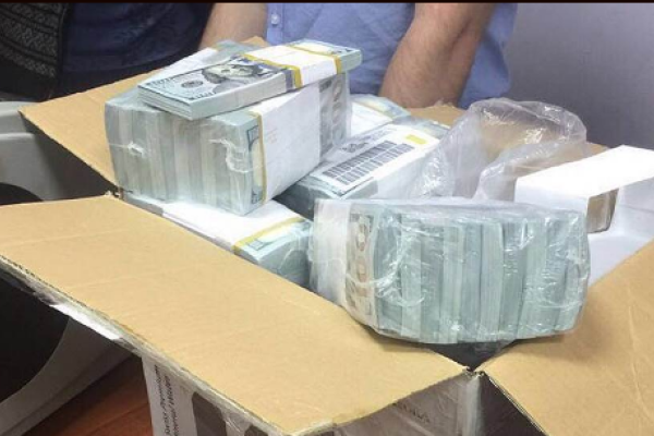 Кадры обыска в квартире Захарченко шокируют: правоохранители вынесли огромные коробки с деньгами Кадры обыска в квартире Захарченко шокируют: правоохранители вынесли огромные коробки с деньгами