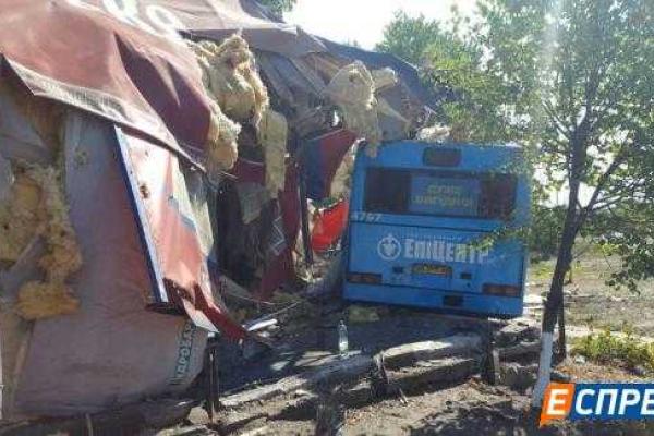 В Киеве произошло страшное ДТП: водитель автобуса потерял сознание и врезался в кафе, есть раненые В Киеве произошло страшное ДТП: водитель автобуса потерял сознание и врезался в кафе, есть раненые