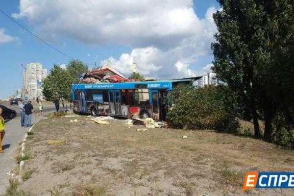 В Киеве произошло страшное ДТП: водитель автобуса потерял сознание и врезался в кафе, есть раненые В Киеве произошло страшное ДТП: водитель автобуса потерял сознание и врезался в кафе, есть раненые