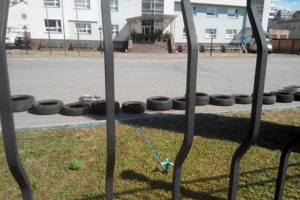 В Черкассах неизвестные грузовиками и шинами заблокировали облэнерго