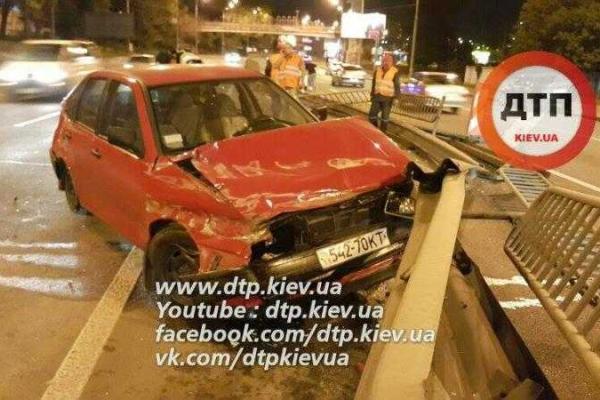 В Киеве пьяный водитель снес более 30 метров отбойника