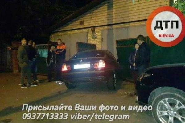 Ночное ДТП в Киеве: авто вылетело с дороги и врезалось в гараж Ночное ДТП в Киеве: авто вылетело с дороги и врезалось в гараж