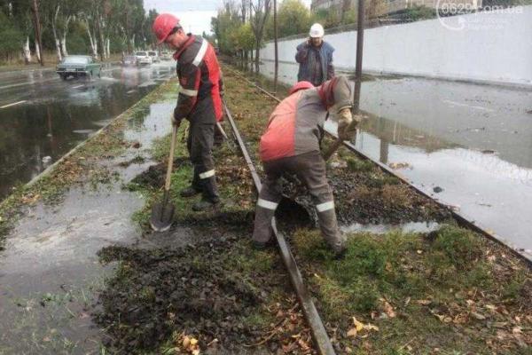 В Мариуполе остановлено движение трамваев: морская вода затопила трамвайные пути