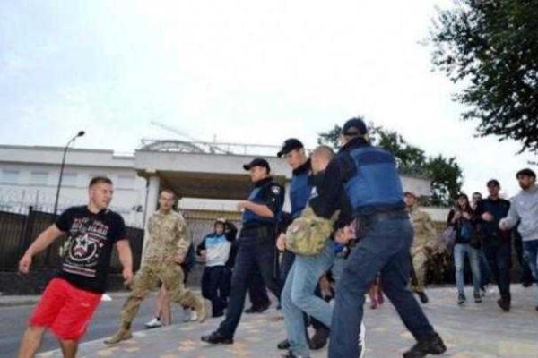 В Одессе забросали яйцами Генконсульство РФ