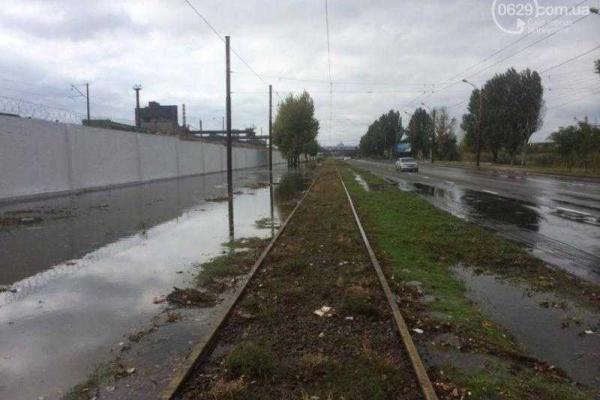 В Мариуполе остановлено движение трамваев: морская вода затопила трамвайные пути