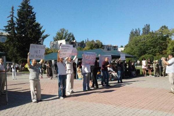 Лисичанские активисты публично призвали Шилина открыть правду по делу младшего сына 