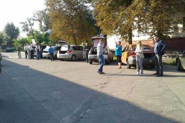 Кого завтра в багажник? В Лисичанске пикетировали полицию Кого завтра в багажник? В Лисичанске пикетировали полицию