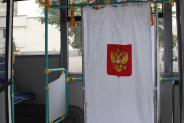 В Симферополе людям приходится голосовать в автобусах В Симферополе людям приходится голосовать в автобусах
