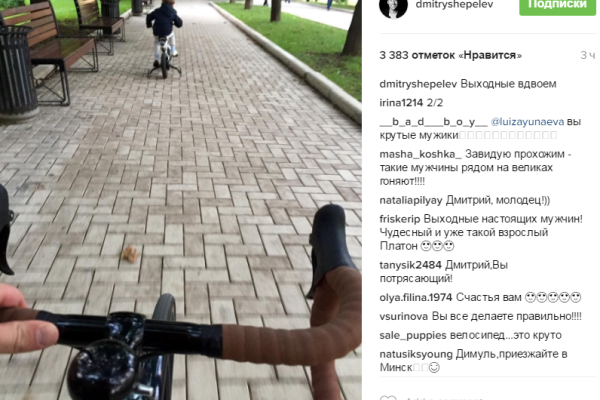 Дмитрий Шепелев учит сына Платона ездить на велосипеде