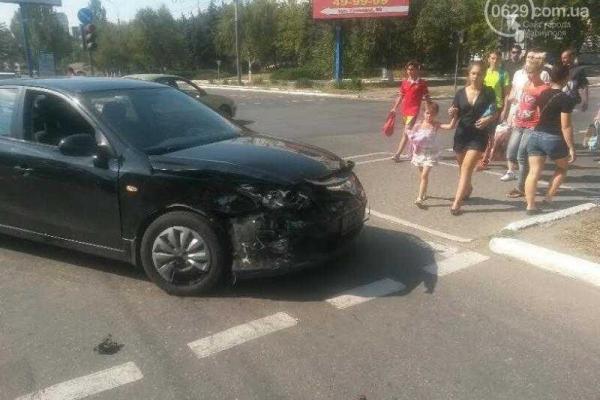 В Мариуполе произошло ДТП: столкнулись два автомобиля, пострадала девушка
