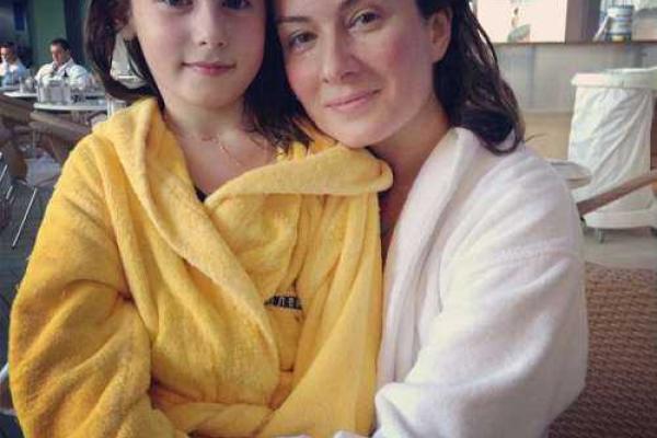 Дочь Жанны Бадоевой Лолита растет настоящей красавицей