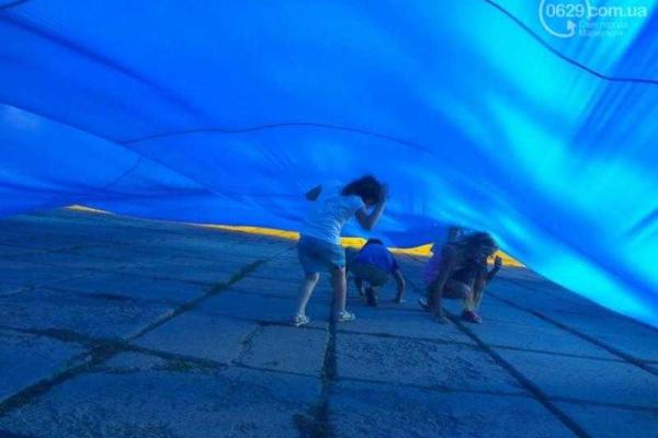 В Мариуполе отметили День города, развернув самый огромный флаг Украины В Мариуполе отметили День города, развернув самый огромный флаг Украины