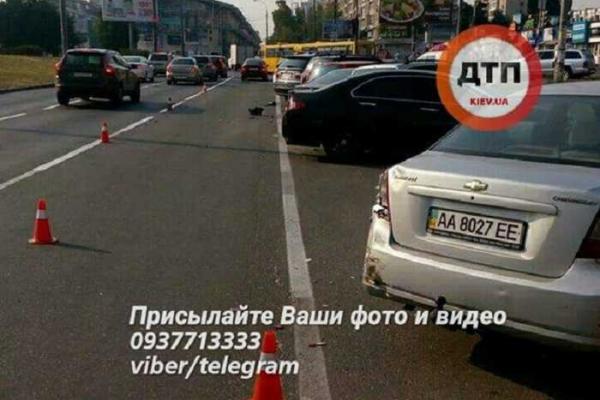 В Киеве пьяный водитель стал виновником масштабного ДТП В Киеве пьяный водитель стал виновником масштабного ДТП