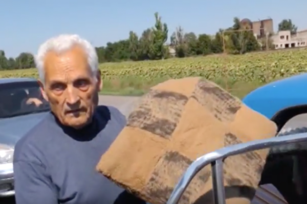 При поездке в Донецк люди берут с собой подушки и одеяла При поездке в Донецк люди берут с собой подушки и одеяла