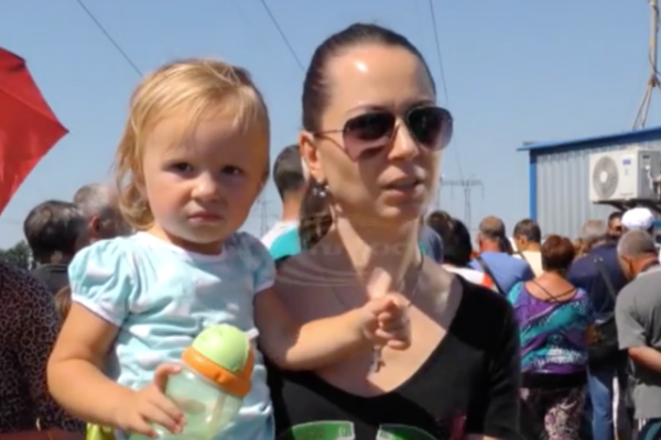 При поездке в Донецк люди берут с собой подушки и одеяла При поездке в Донецк люди берут с собой подушки и одеяла