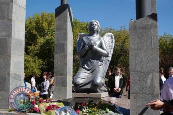 В оккупированной Макеевке появился памятник погибшим боевикам и мирным жителям