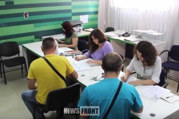 В "ЛНР" боевики превращают помещения украинских банков в военкоматы В "ЛНР" боевики превращают помещения украинских банков в военкоматы