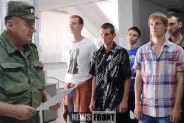 В "ЛНР" боевики превращают помещения украинских банков в военкоматы В "ЛНР" боевики превращают помещения украинских банков в военкоматы