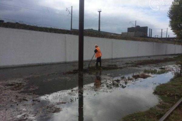 В Мариуполе остановлено движение трамваев: морская вода затопила трамвайные пути