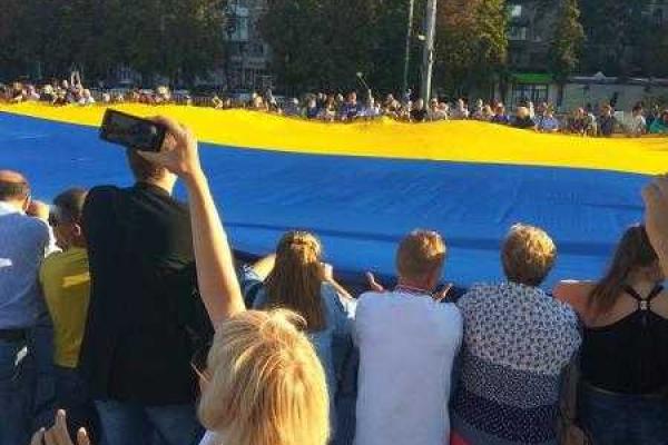 В Мариуполе отметили День города, развернув самый огромный флаг Украины В Мариуполе отметили День города, развернув самый огромный флаг Украины