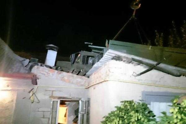 В Харькове произошло шокирующее ДТП: грузовик обнаружили на крыше жилого дома, появились кадры В Харькове произошло шокирующее ДТП: грузовик обнаружили на крыше жилого дома, появились кадры