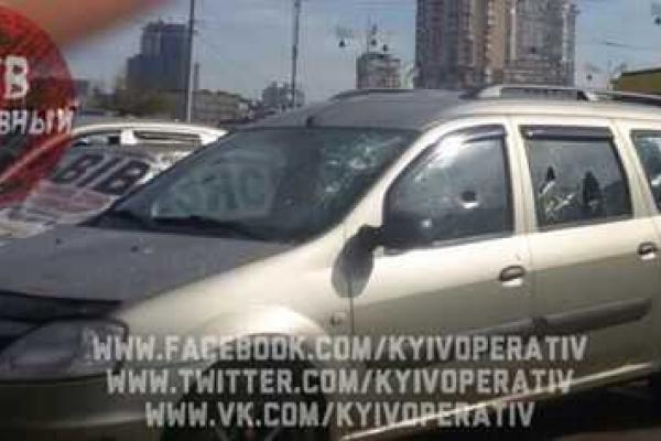В Киеве неизвестные жестоко расстреляли автомобиль