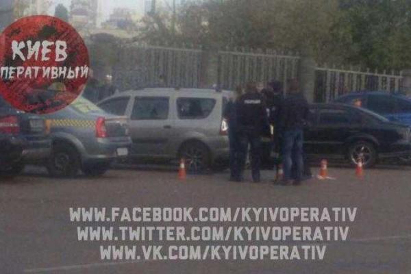 В Киеве неизвестные жестоко расстреляли автомобиль В Киеве неизвестные жестоко расстреляли автомобиль