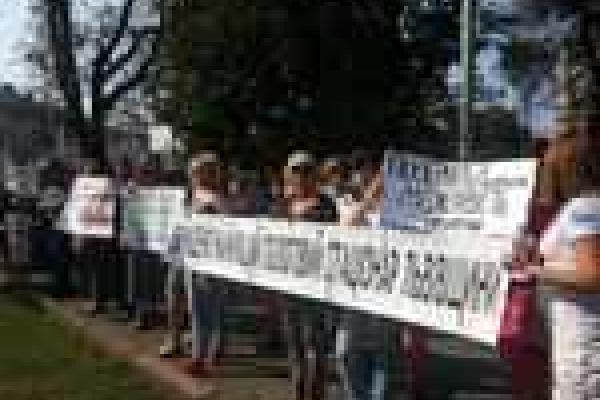 На улицы Львова вышли медики, селяне и бойцы добробатов На улицы Львова вышли медики, селяне и бойцы добробатов